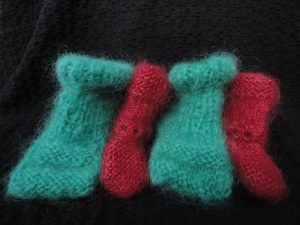 tricot à la main de chausson pour bébé
