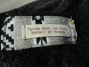chale noir detail ferme sous les hiez